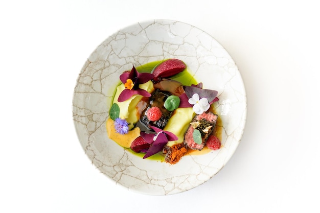 Тарелка с ярким блюдом